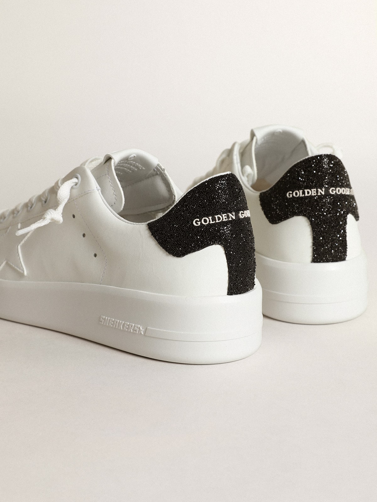 Golden Goose - Purestar de piel blanca con estrella tono sobre tono y refuerzo del talón con cristales Swarovski negros in 