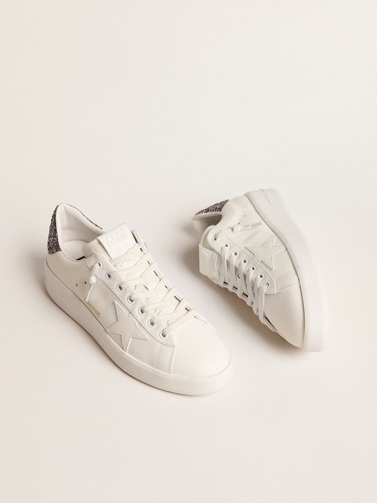 Golden Goose - Purestar pour femme avec étoile en cuir blanc et contrefort à paillettes gris anthracite in 