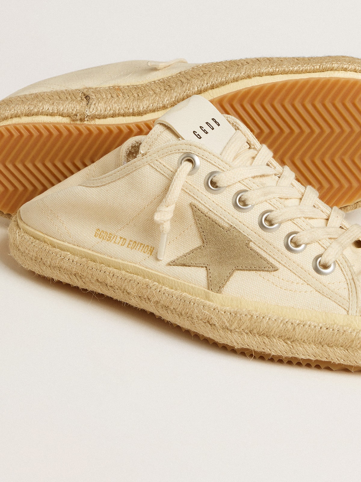 Golden Goose - Mule V-Star Feminino de lona com estrela de suede bege in 