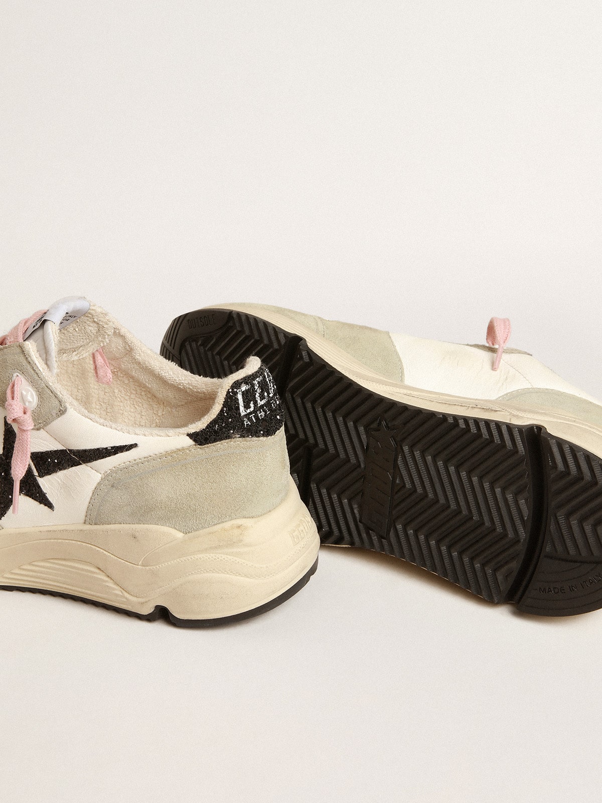 Golden Goose - Running Sole mit grauen Rauledereinsätzen und schwarzem Glitzerstern in 