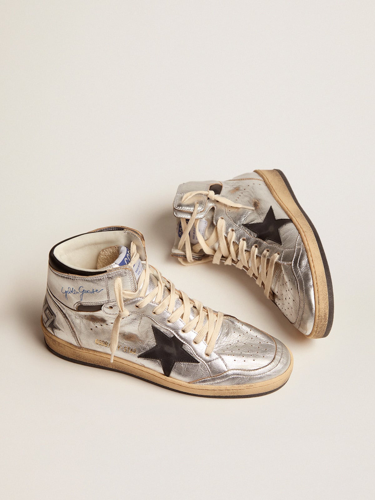 Golden Goose - Sky-Star Damen aus silberfarbenem Metallic-Leder mit schwarzem Lederstern in 