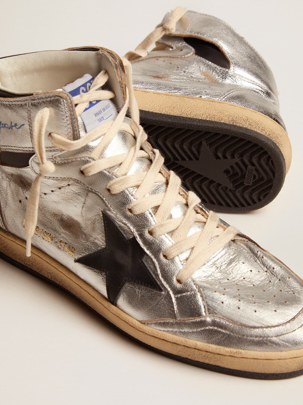 Golden Goose - Sky-Star Damen aus silberfarbenem Metallic-Leder mit schwarzem Lederstern in 