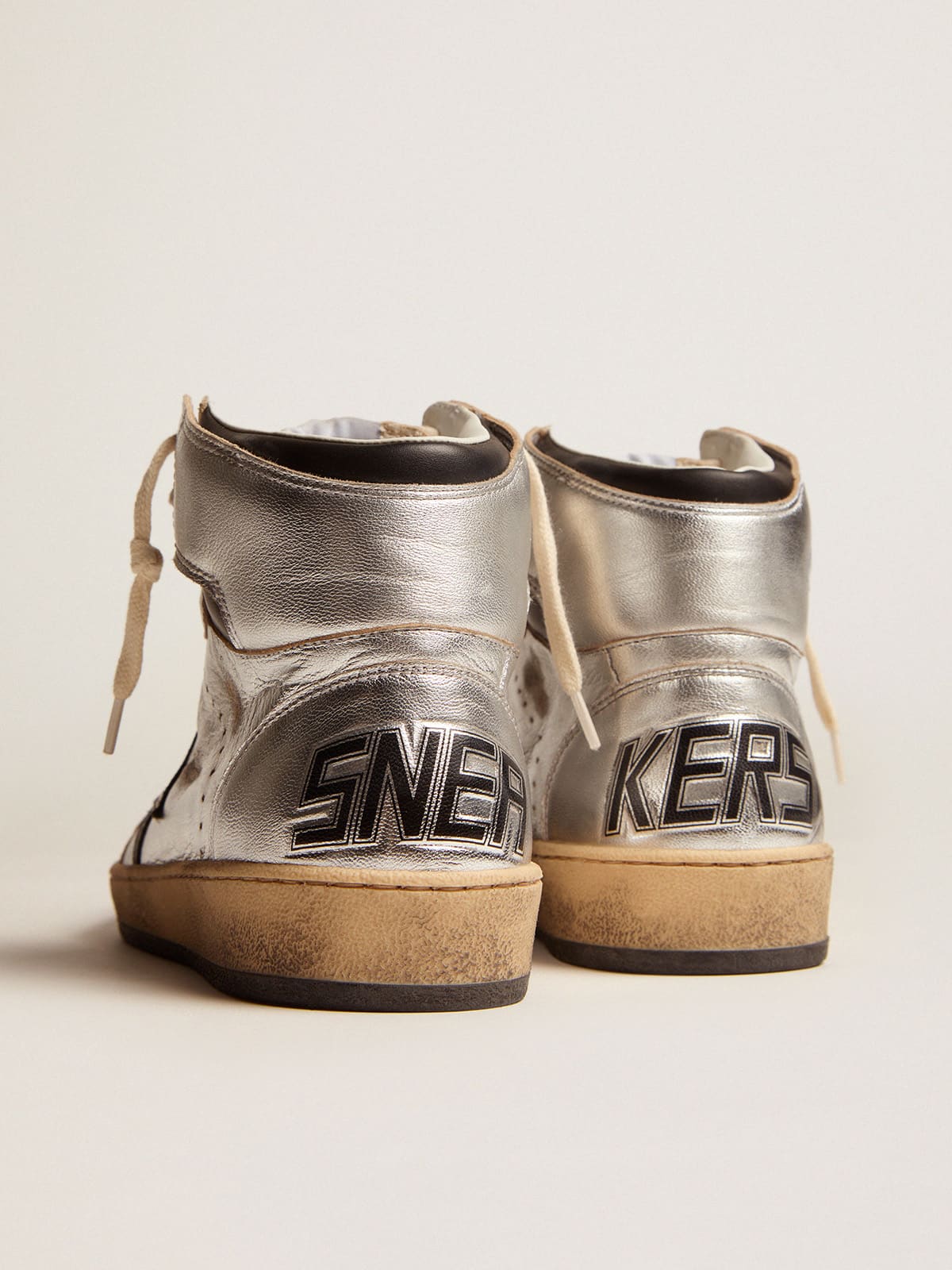 Golden Goose - Sky-Star Damen aus silberfarbenem Metallic-Leder mit schwarzem Lederstern in 