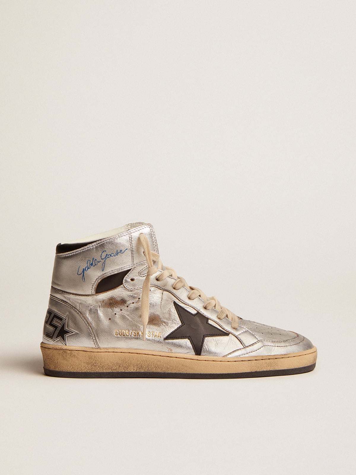 Golden Goose - Sky-Star Damen aus silberfarbenem Metallic-Leder mit schwarzem Lederstern in 