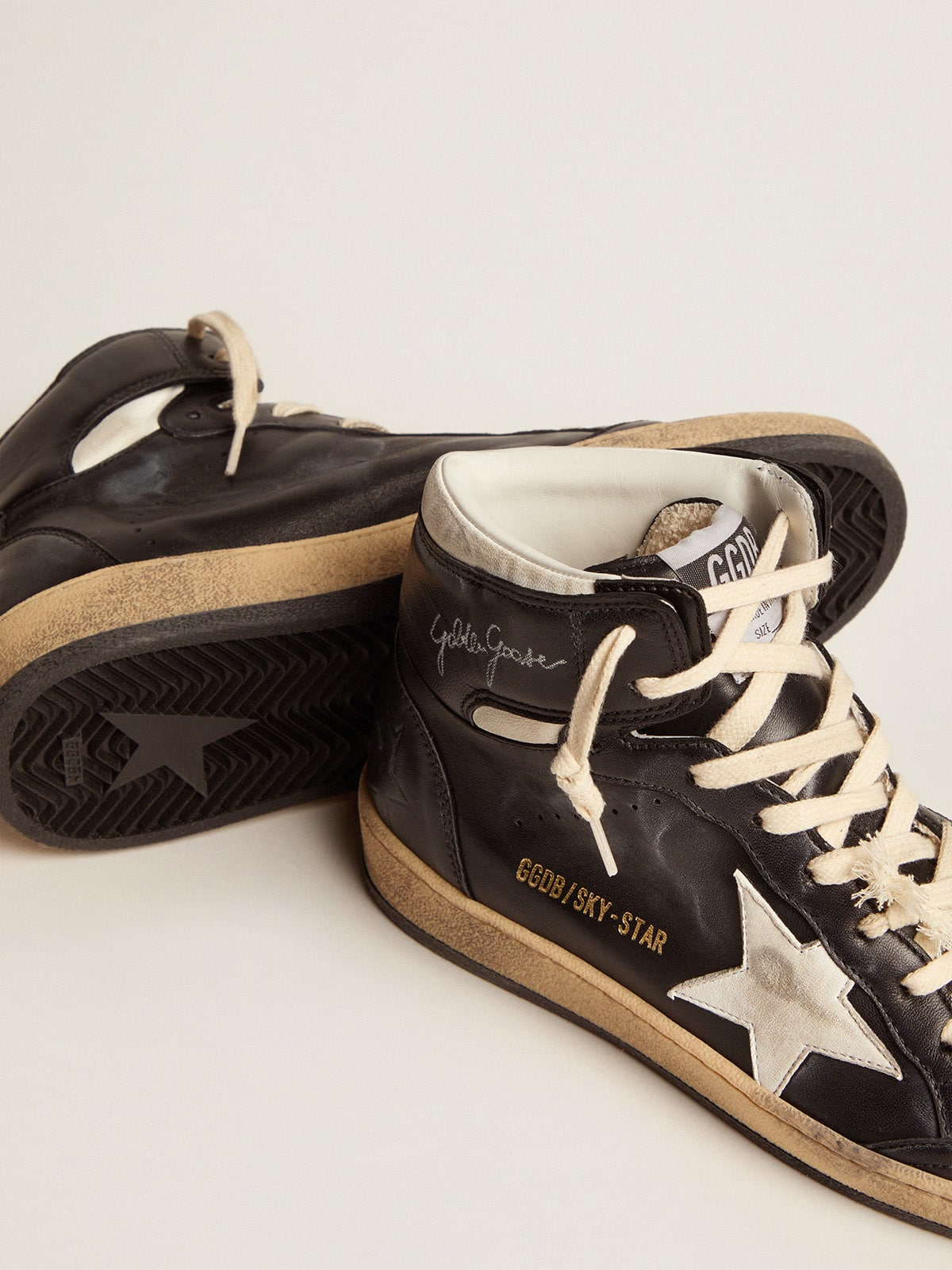 Golden Goose - Damen Sky-Star aus schwarzem Nappa mit weißem Stern in 