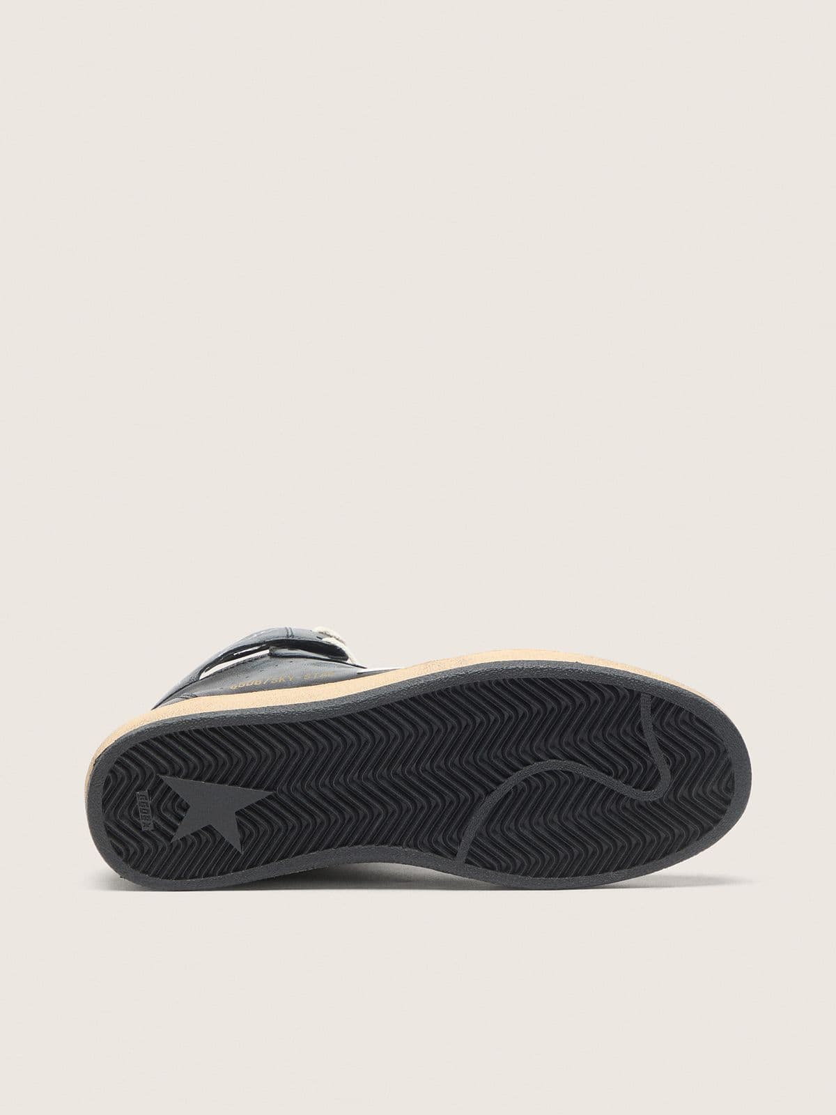 Golden Goose - Sky-Star Donna in nappa nera con stella bianca in 