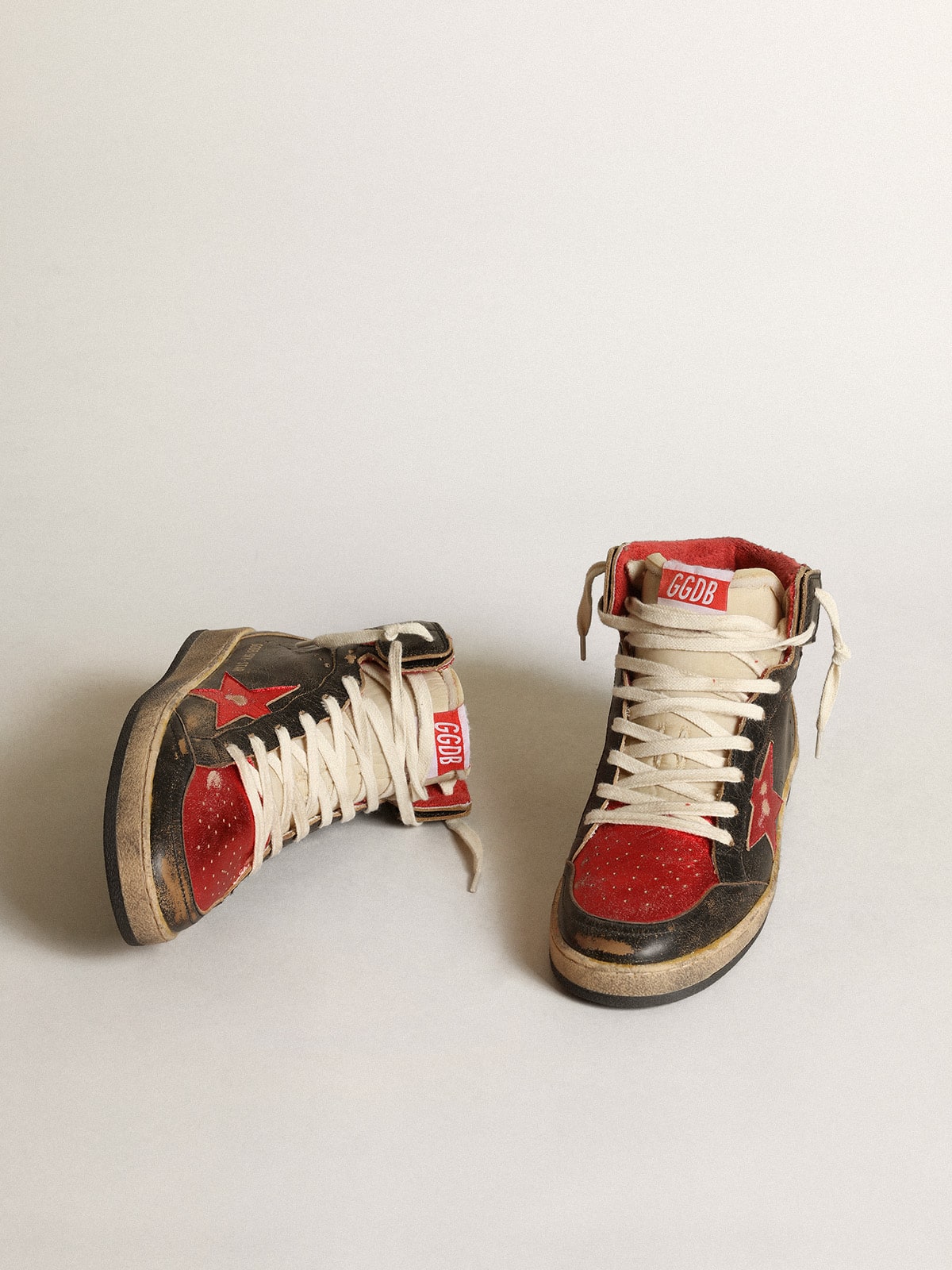 Golden Goose - Sky-Star Donna in pelle lucida nera con stella rossa in 