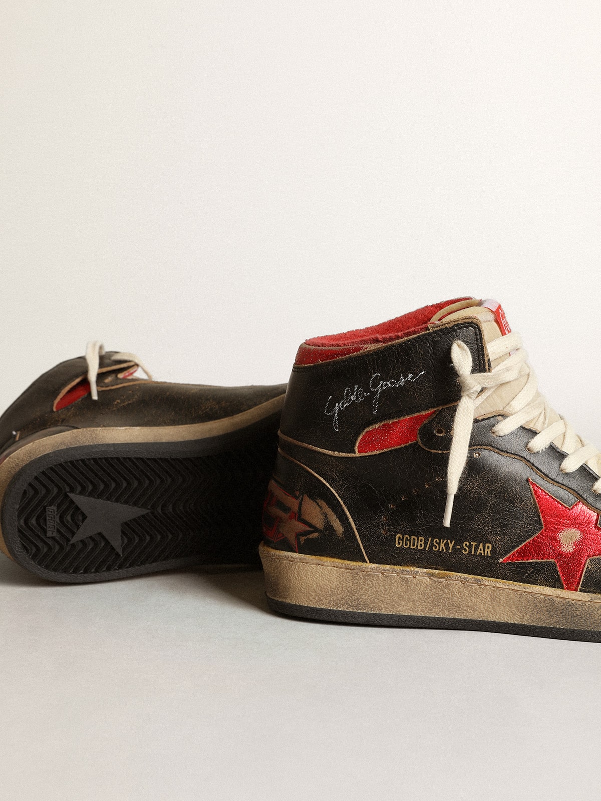 Golden Goose - Sky-Star Donna in pelle lucida nera con stella rossa in 