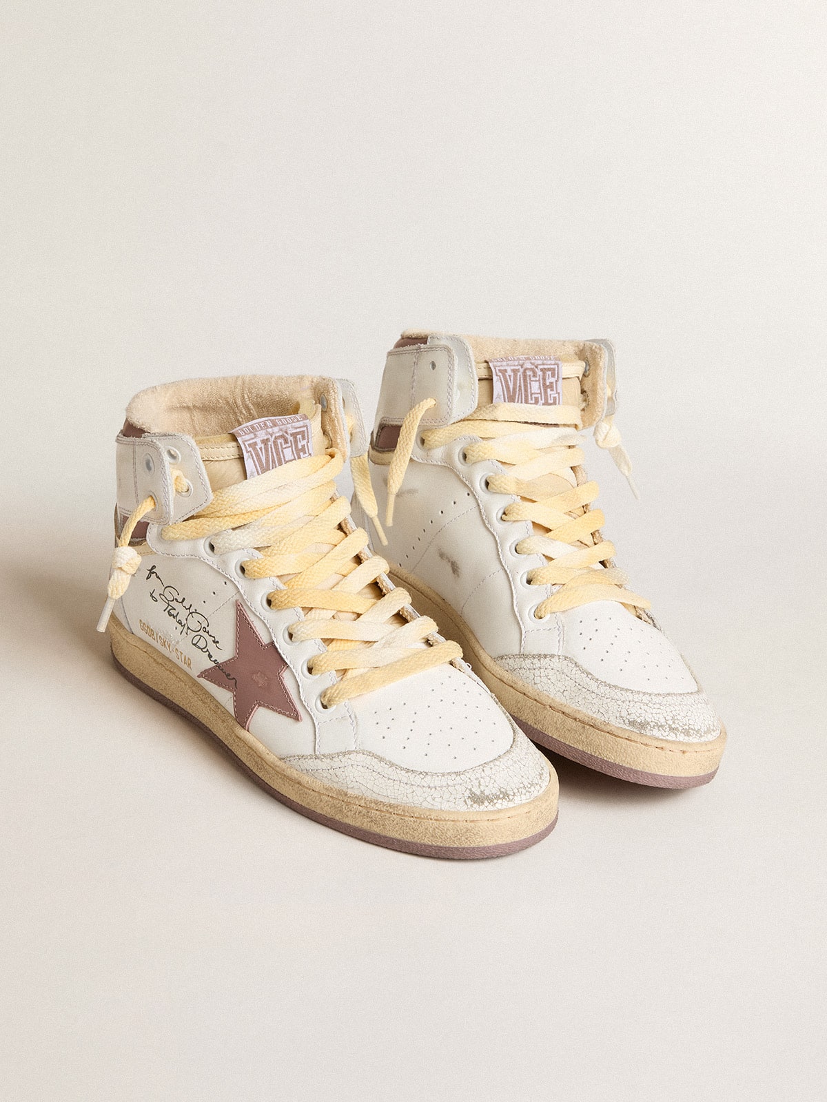 Golden Goose - Sky-Star aus weißem Leder mit rosafarbenem Lederstern in 