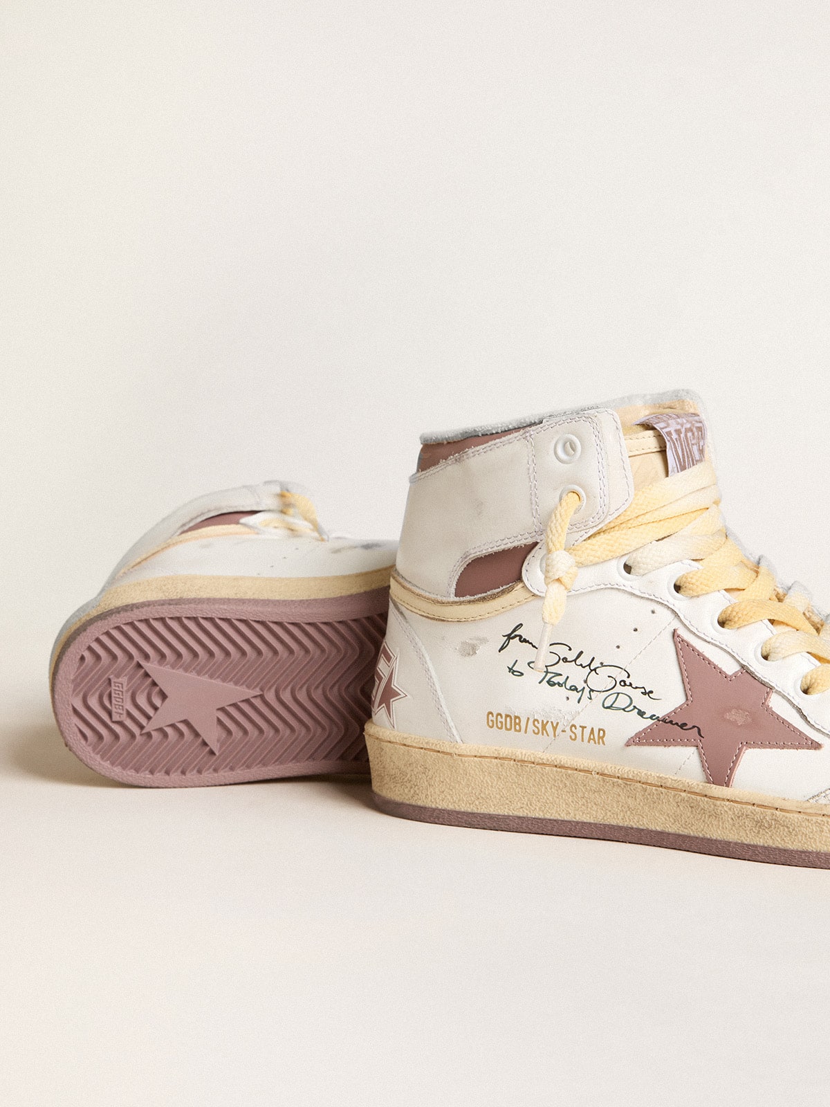 Golden Goose - Sky-Star de couro branco com estrela de couro rosa in 