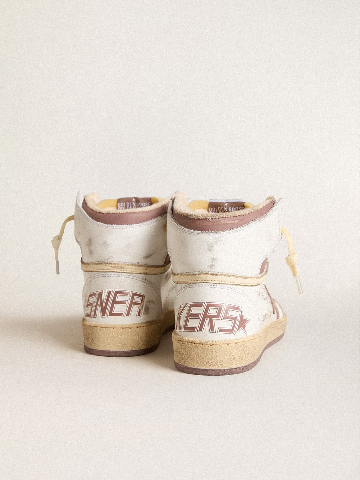 Golden Goose - Sky-Star aus weißem Leder mit rosafarbenem Lederstern in 