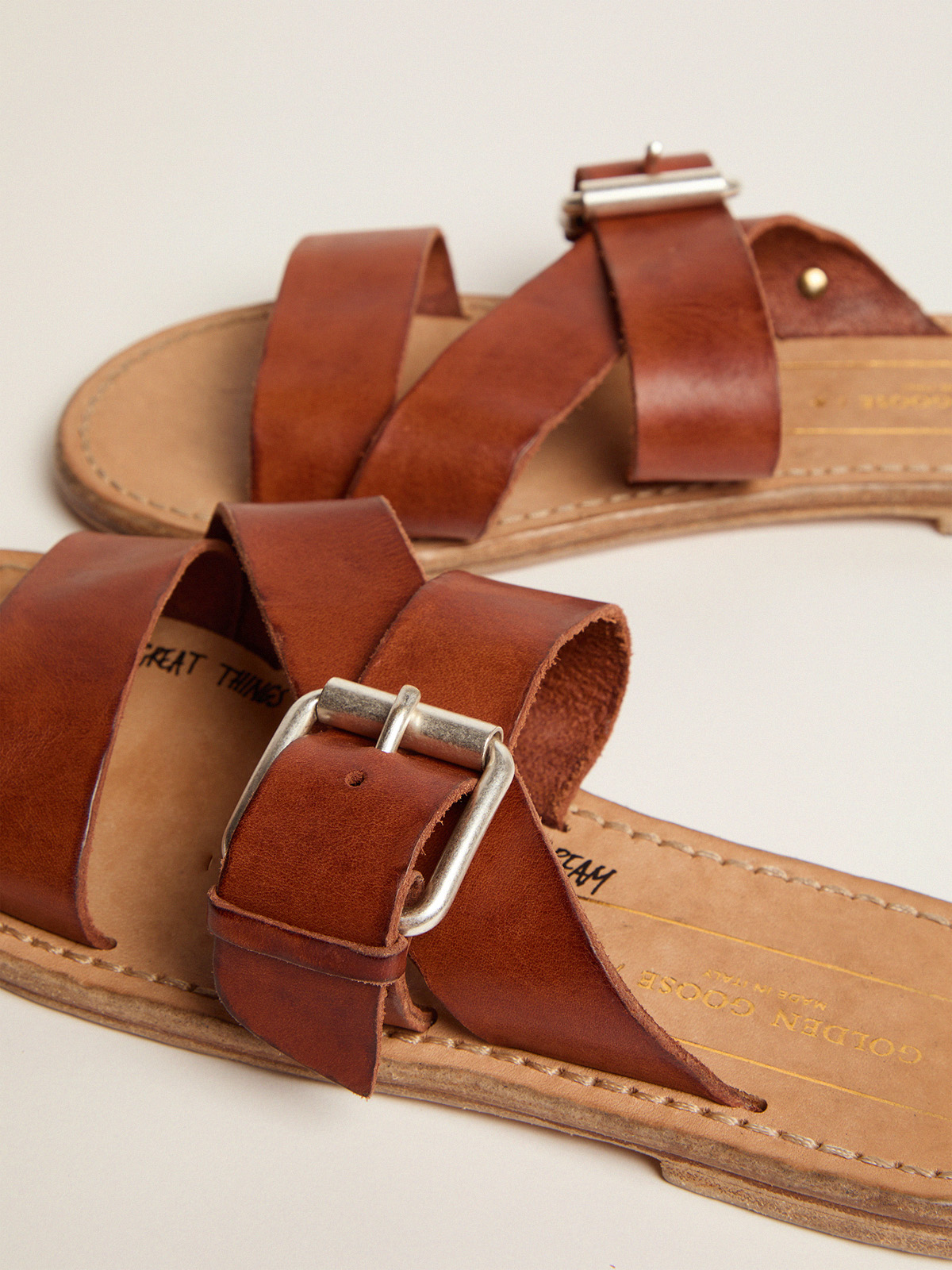 Golden Goose - Sandalias planas Margaret de piel con acabado resinado in