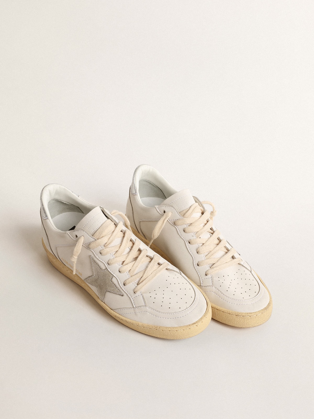 Golden Goose - Ball Star con estrella de ante y refuerzo del talón de piel laminada in 