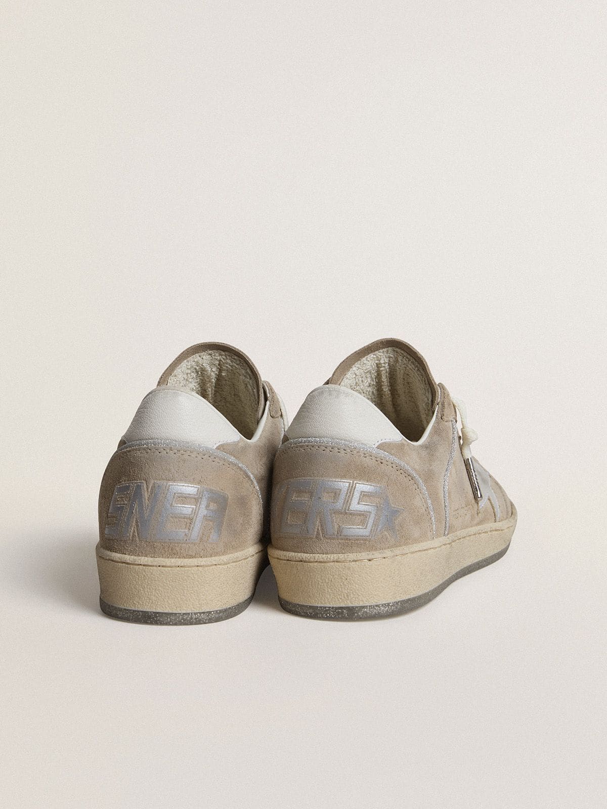 Golden Goose - Ball Star LTD Donna in suede beige con stella in pelle laminata argento e talloncino in pelle bianca in 