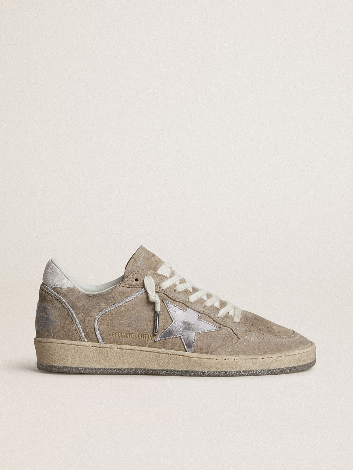 Golden Goose - Ball Star LTD Donna in suede beige con stella in pelle laminata argento e talloncino in pelle bianca in 