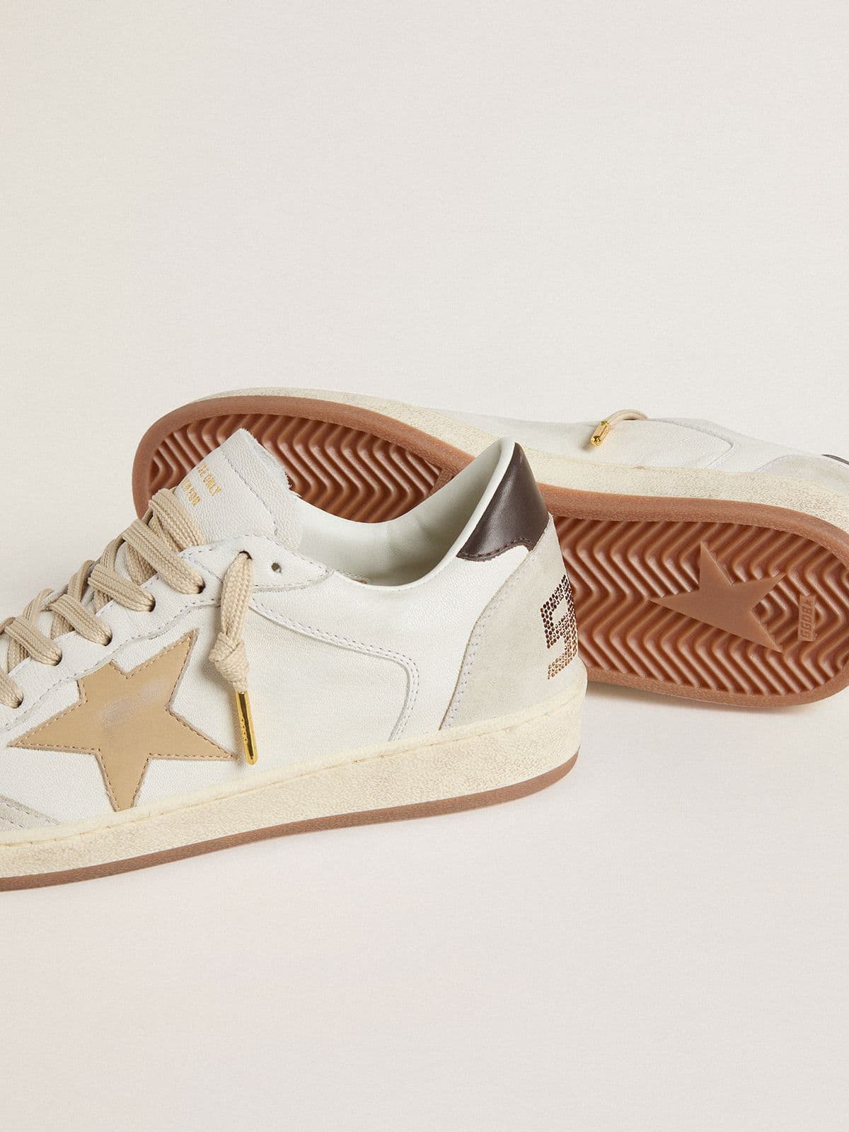 Golden Goose - Ball Star LTD de mujer con estrella dorada y refuerzo del talón negro in 