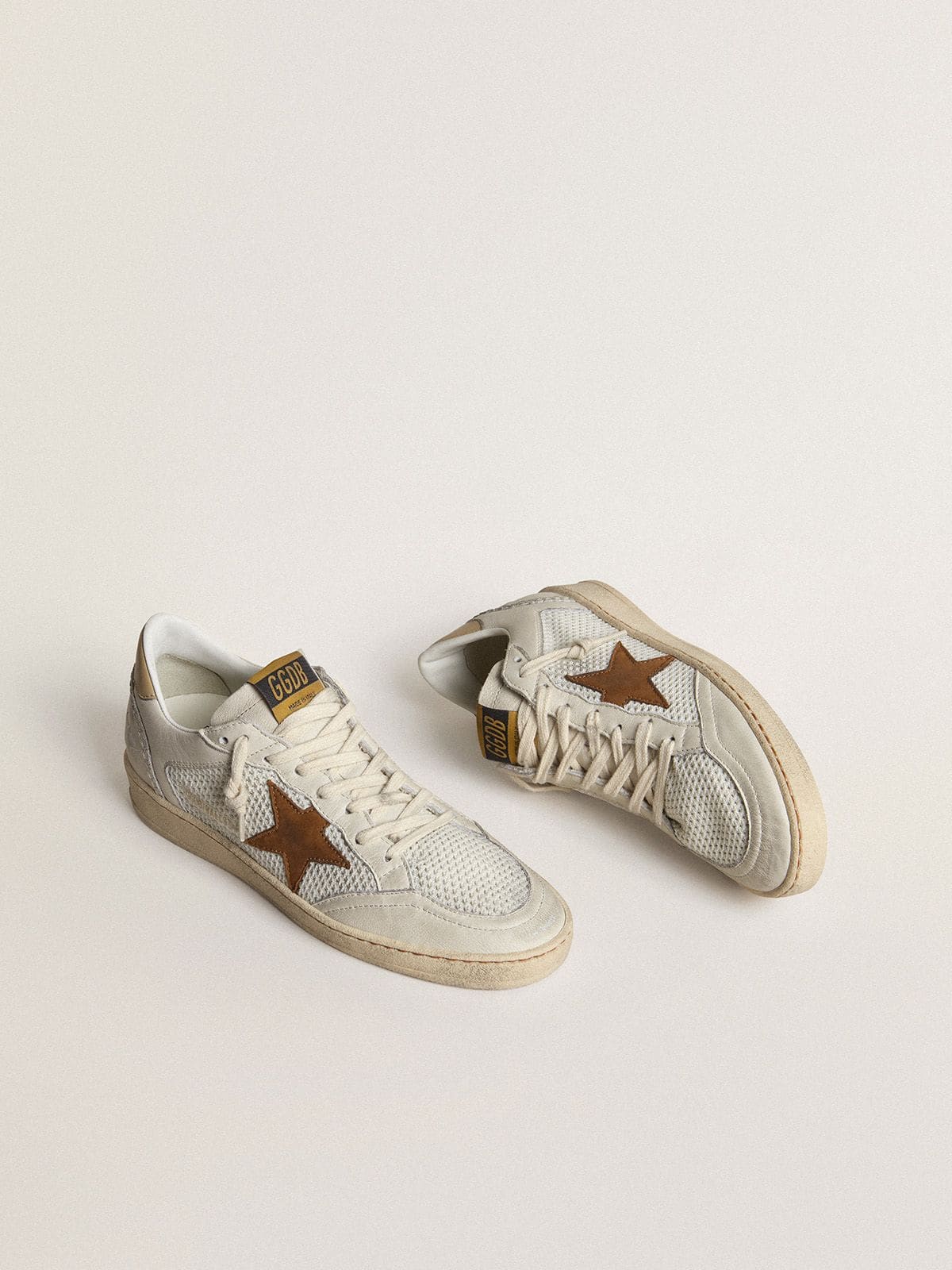 Golden Goose - Ball Star Donna in nappa e rete bianca con stella in nabuk color tabacco e talloncino beige in 
