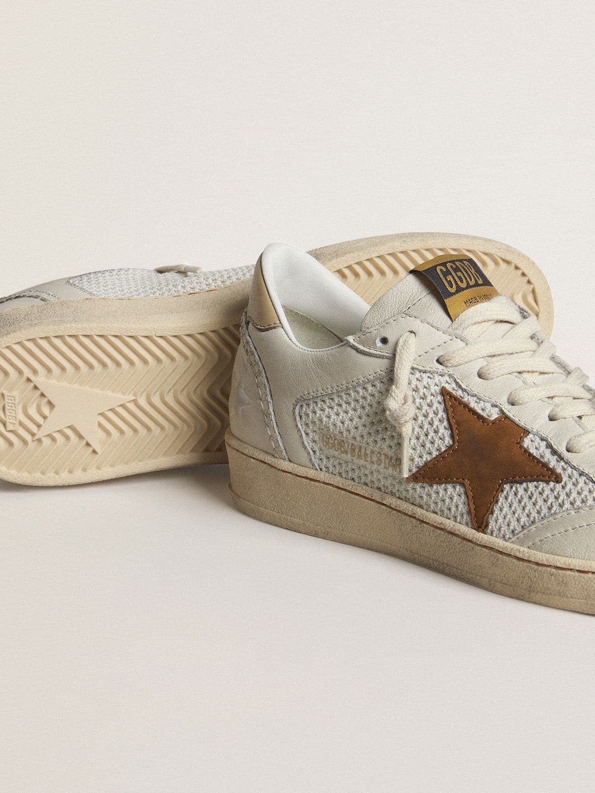 Golden Goose - Ball Star Donna in nappa e rete bianca con stella in nabuk color tabacco e talloncino beige in 
