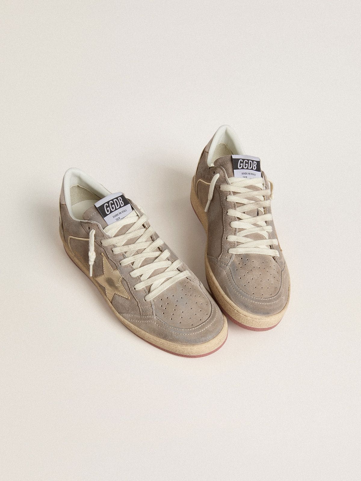 Ball Star pour femme en daim beige avec étoile en cuir lamé doré et inscription en perles