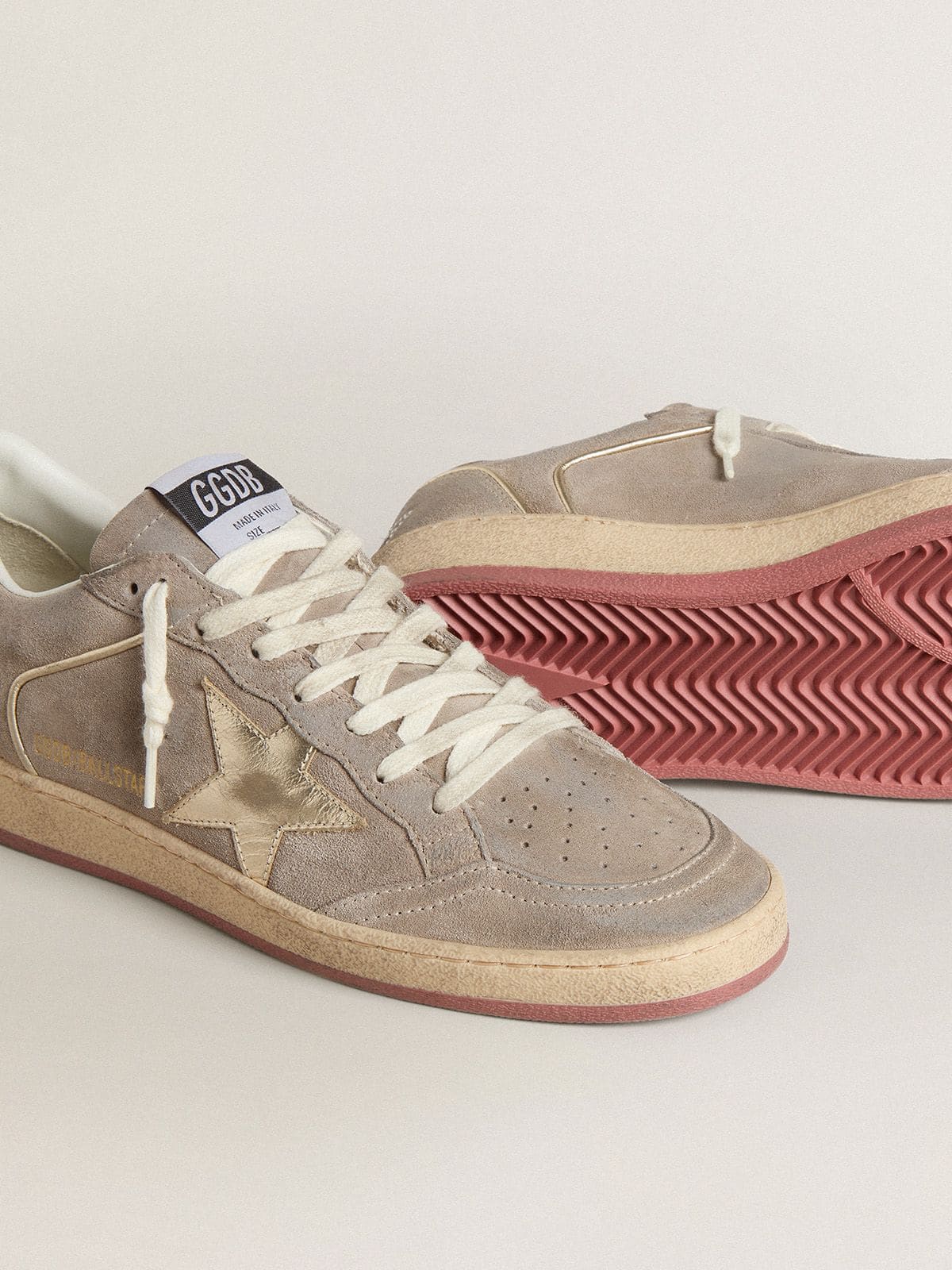 Golden Goose - Ball Star pour femme en daim beige avec étoile en cuir lamé doré et inscription en perles in 
