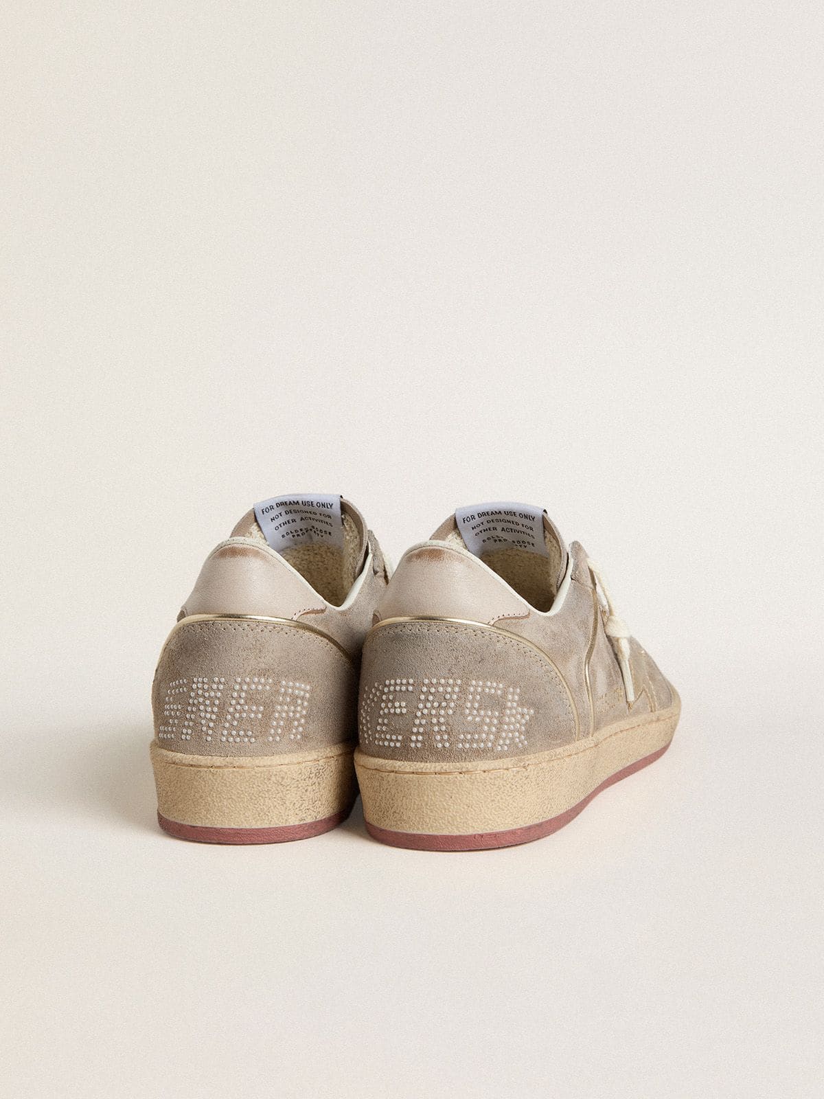 Golden Goose - Ball Star pour femme en daim beige avec étoile en cuir lamé doré et inscription en perles in 