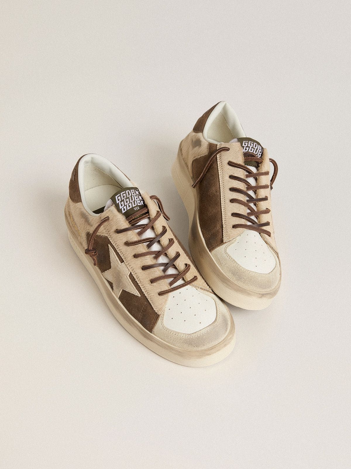 Golden Goose - Stardan pour femme en cuir velours vert militaire et cuir façon poulain beige avec étoile en cuir velours beige in 