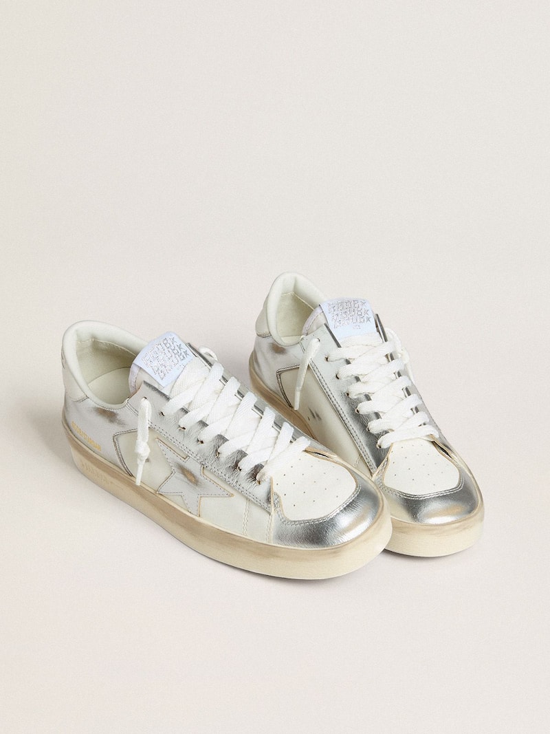 Golden Goose - Stardan in pelle laminata argento con talloncino bianco in 