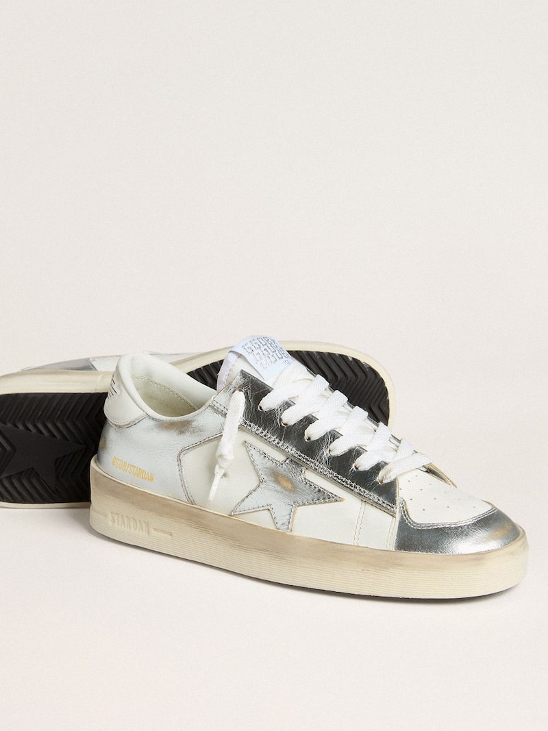 Golden Goose - Stardan in pelle laminata argento con talloncino bianco in 