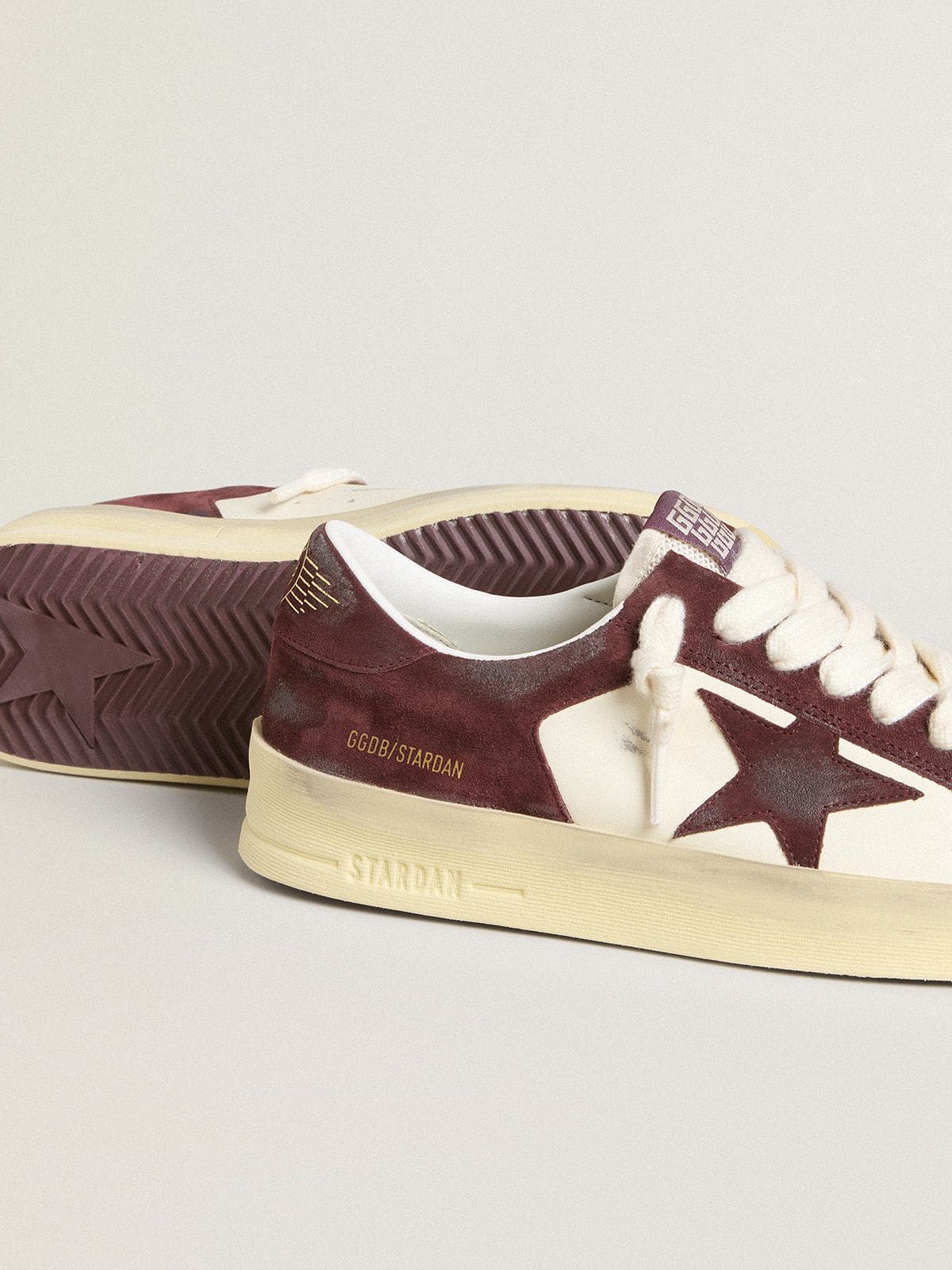 Golden Goose - Stardan pour femme en cuir nappa blanc avec étoile et contrefort en cuir velours bordeaux in 