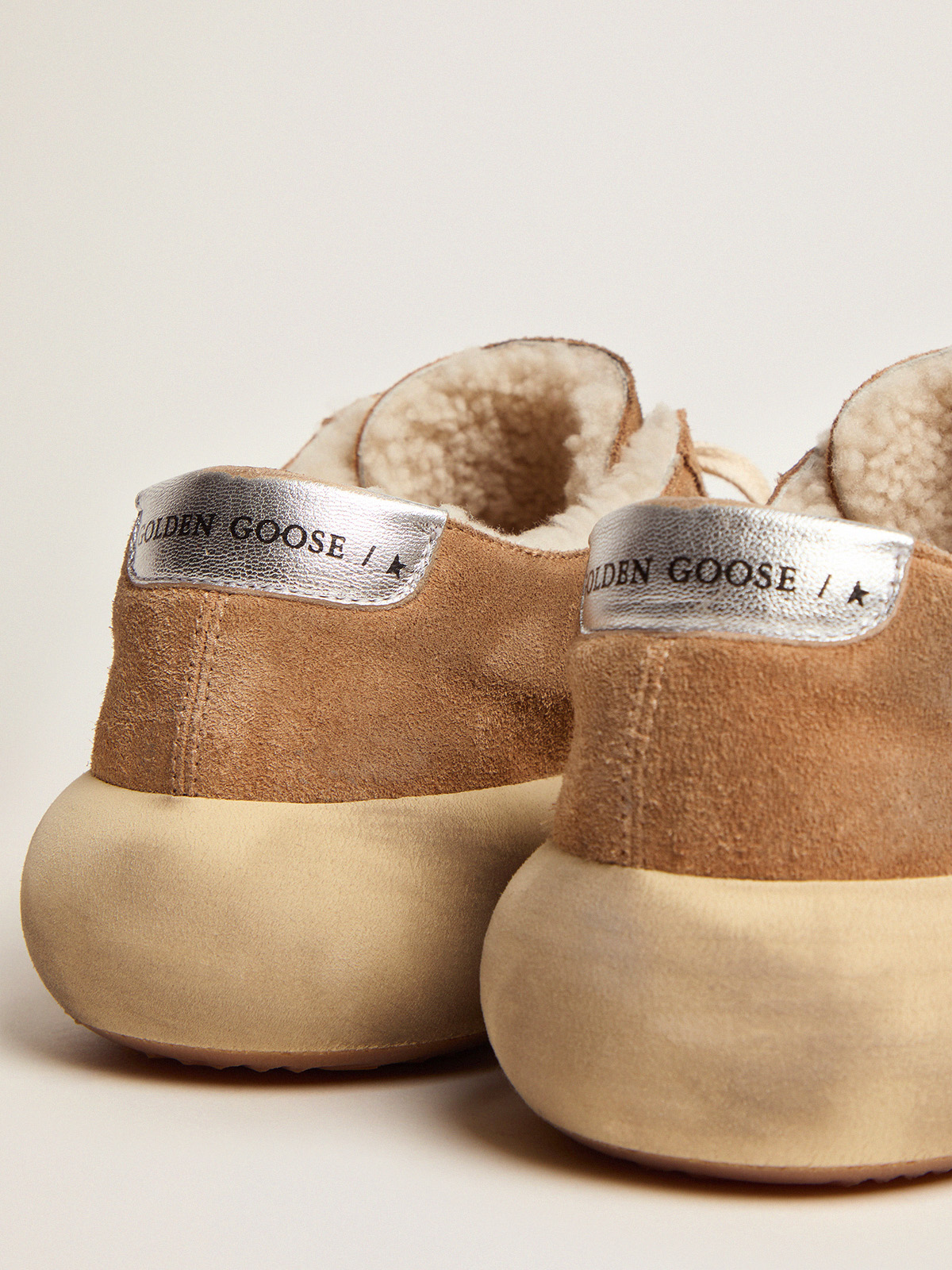 Golden Goose - Calzado Space-Star de ante color tabaco y forro de shearling in