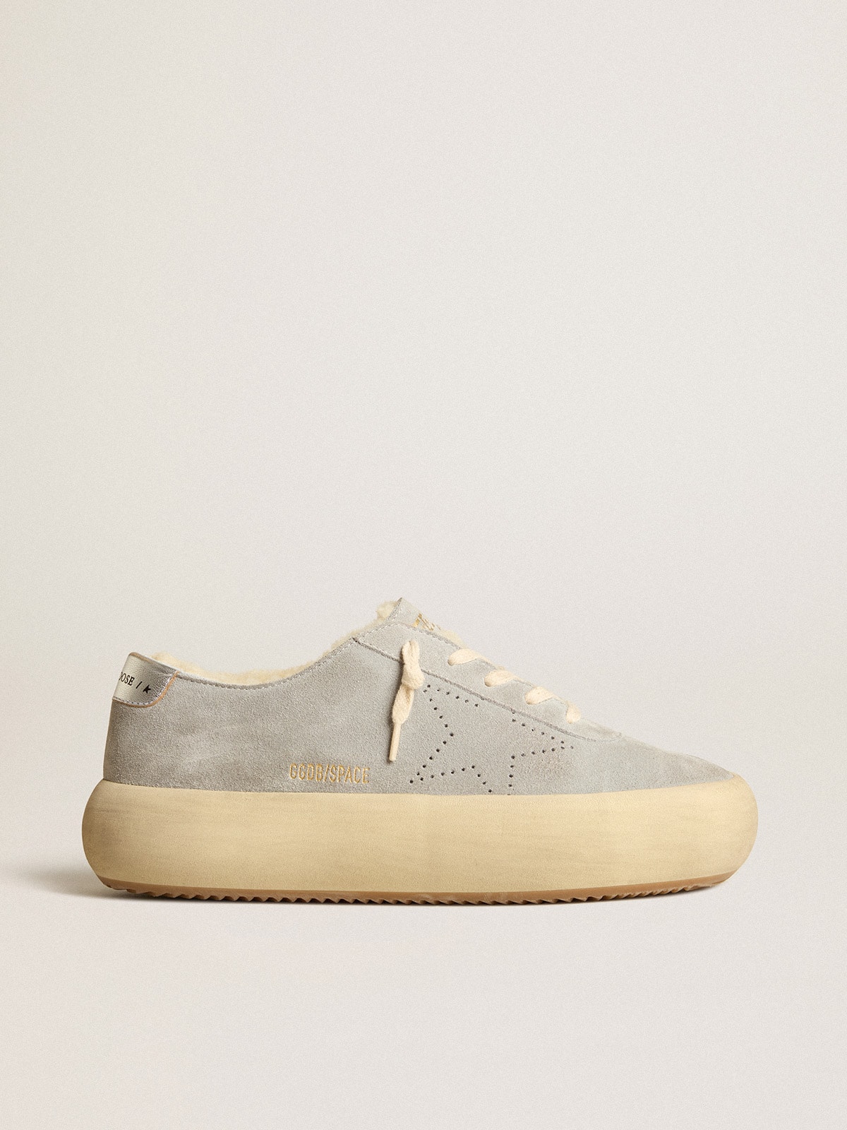 Golden Goose - Chaussures Space-Star pour femme en daim gris froid avec doublure en shearling in 