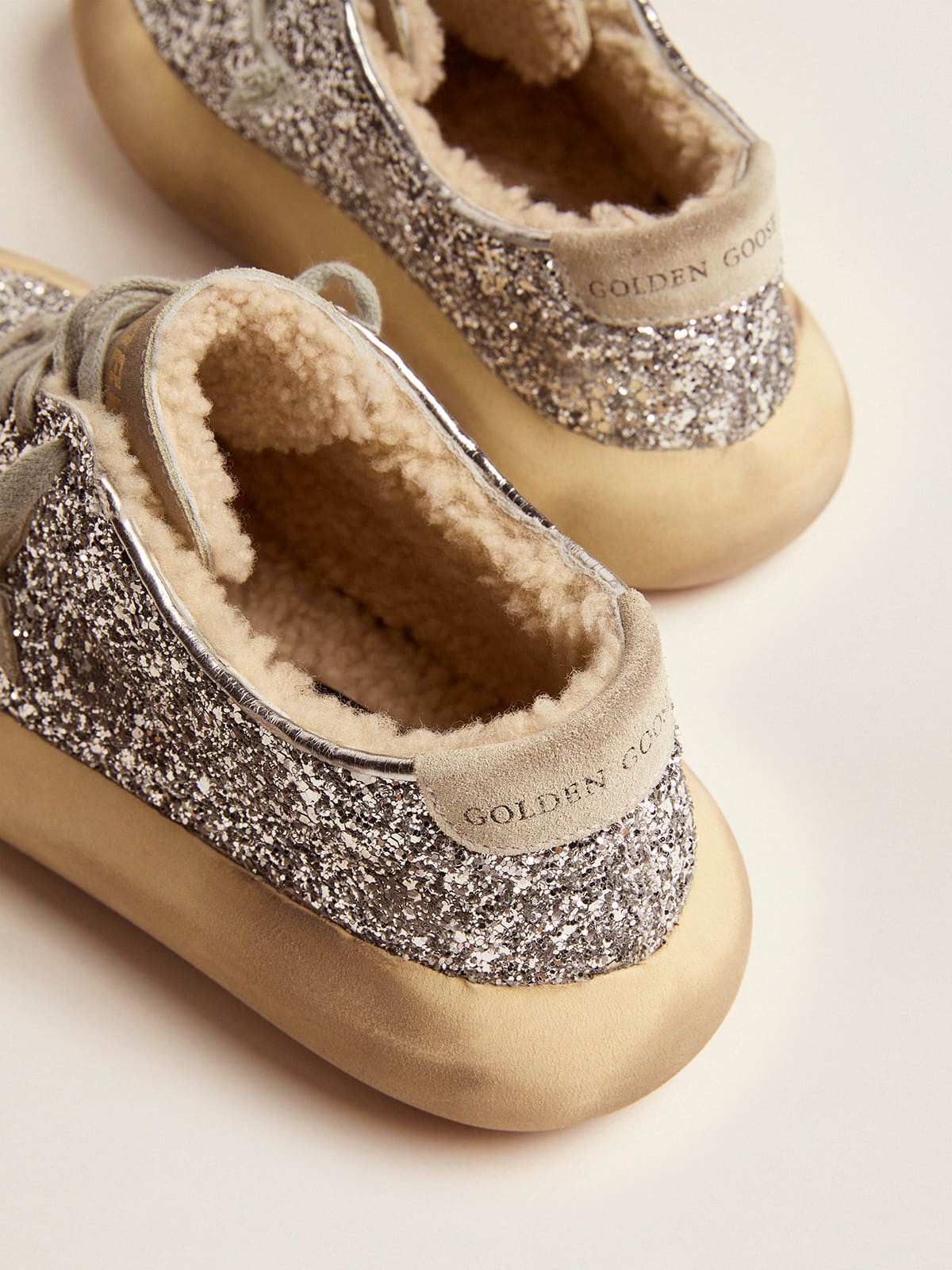 Golden Goose - Chaussures Space-Star à paillettes argentées avec doublure en shearling in 