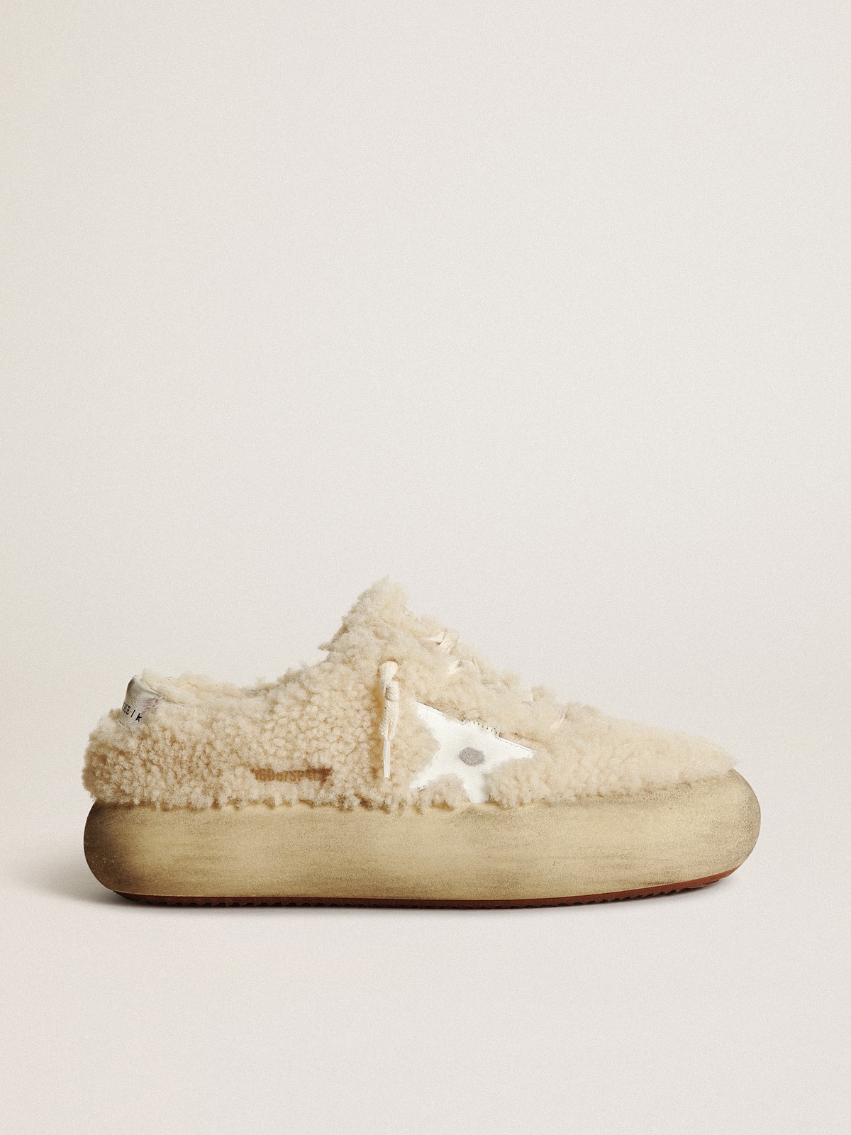 Golden Goose - Chaussures Space-Star pour femme en shearling beige avec étoile en cuir blanc et contrefort en cuir lamé in 