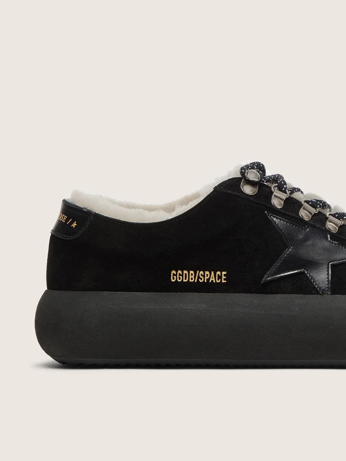 Golden Goose - Space-Star donna in suede nero con stella nera e fodera in shearling in 