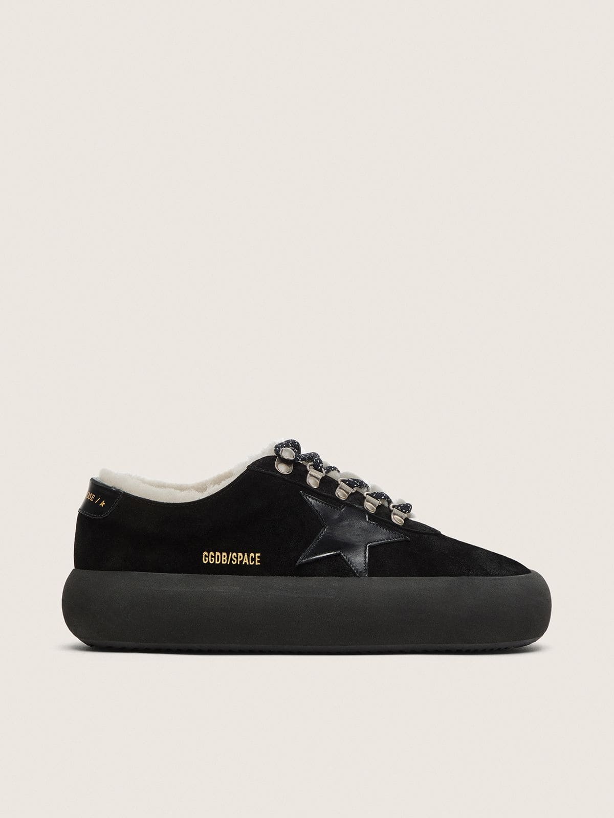 Golden Goose Space-Star donna in suede nero con stella nera e fodera in shearling Space-Star black woman