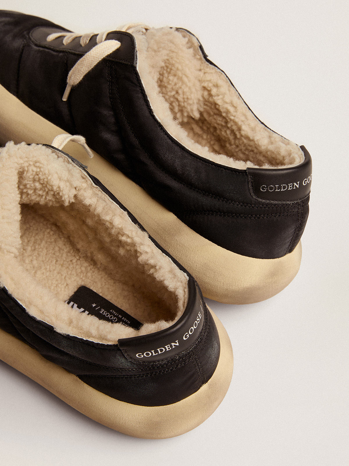 Golden Goose - Chaussures Space-Star en nylon noir matelassé avec doublure en shearling in
