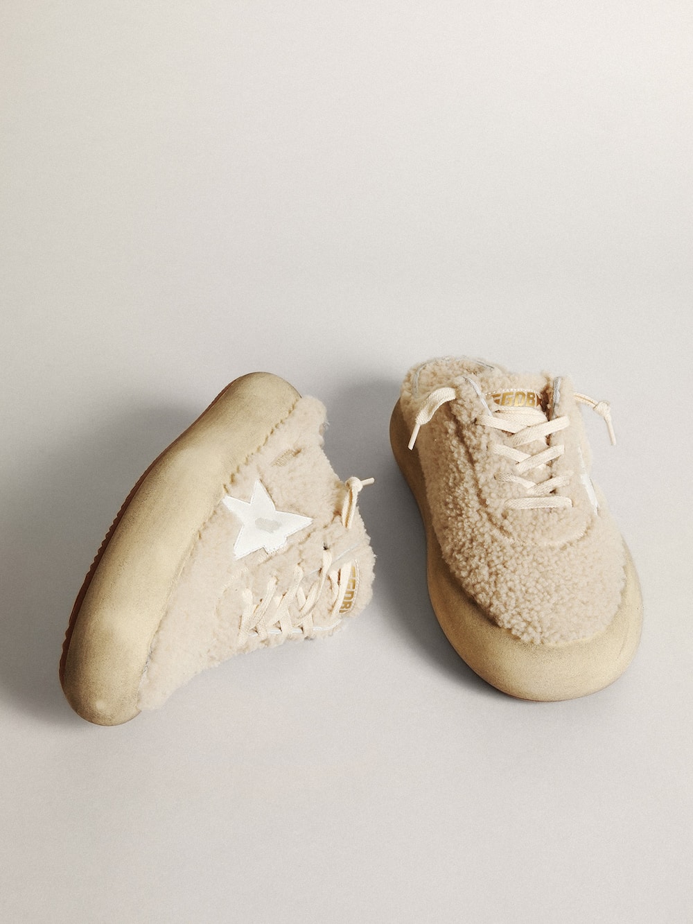 Golden Goose - Space-Star Sabot Donna in shearling color beige con stella in pelle bianca in 