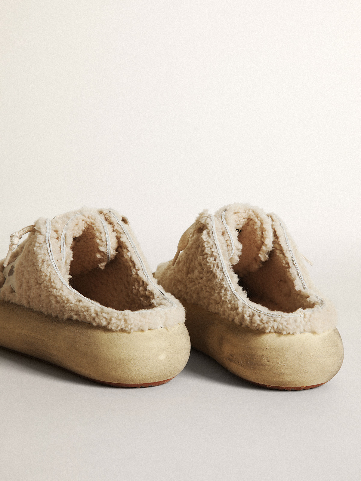 Golden Goose - Mules Space-Star para mujer de shearling color beige con estrella de piel blanca in