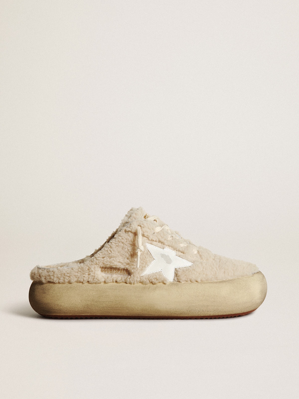 Mules Space Star para mujer de shearling color beige con estrella de piel blanca Golden Goose