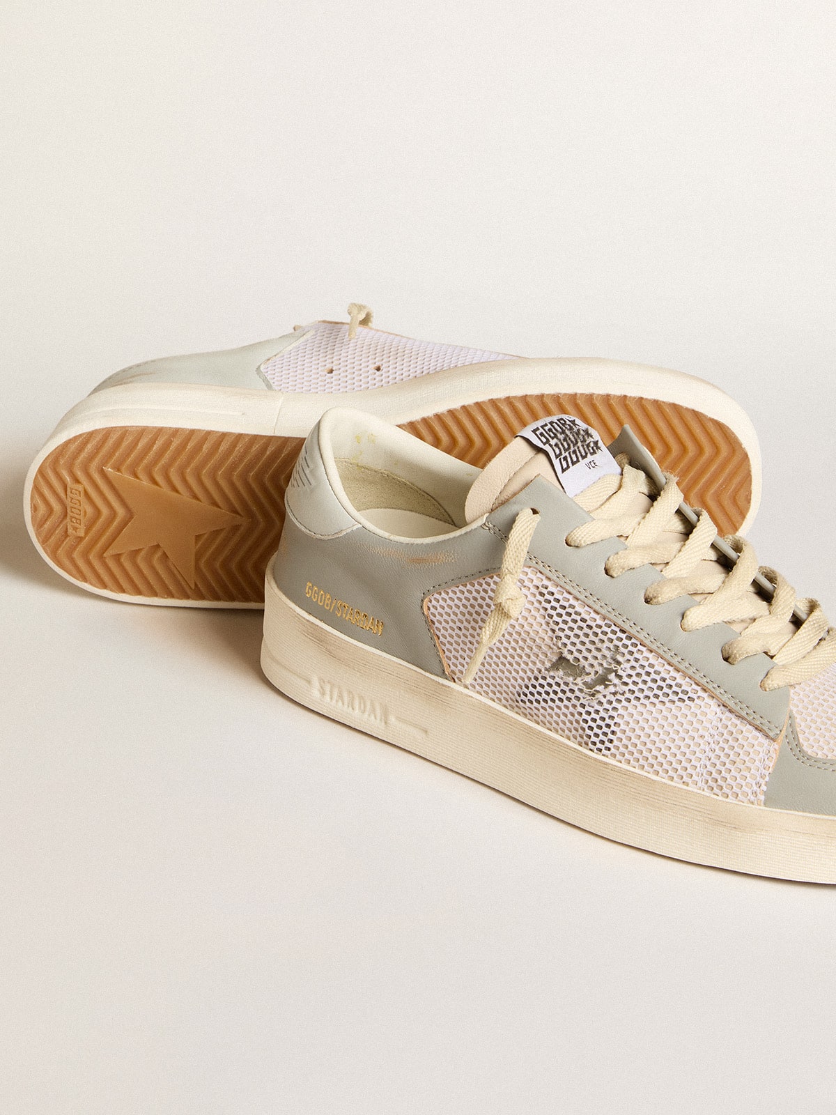 Golden Goose - Stardan de napa gris y malla blanca con estrella de piel gris in 