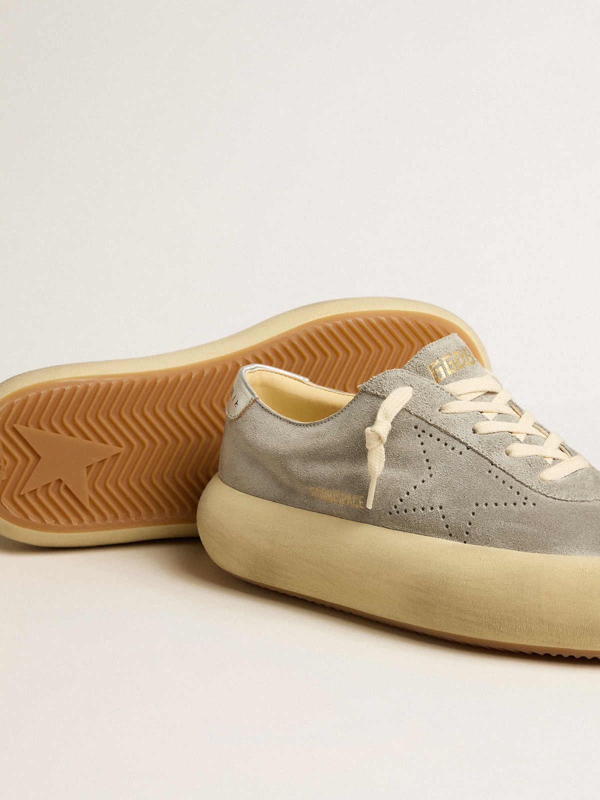 Golden Goose - Chaussures Space-Star pour femme en daim gris froid avec étoile ajourée in 