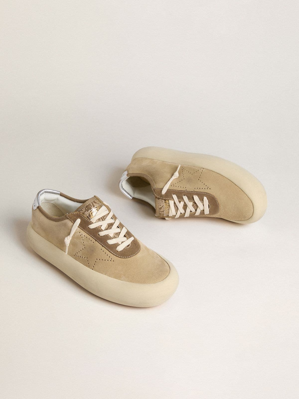 Golden Goose - Space-Star Donna in suede beige con stella tarforata e talloncino laminato argento in 