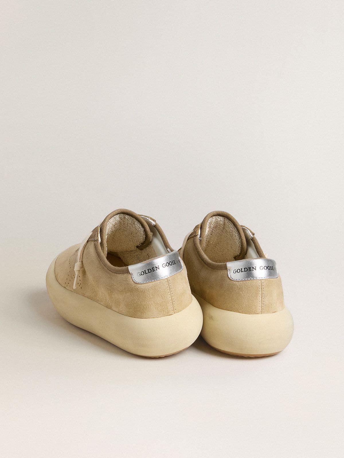 Golden Goose - Space-Star Donna in suede beige con stella tarforata e talloncino laminato argento in 