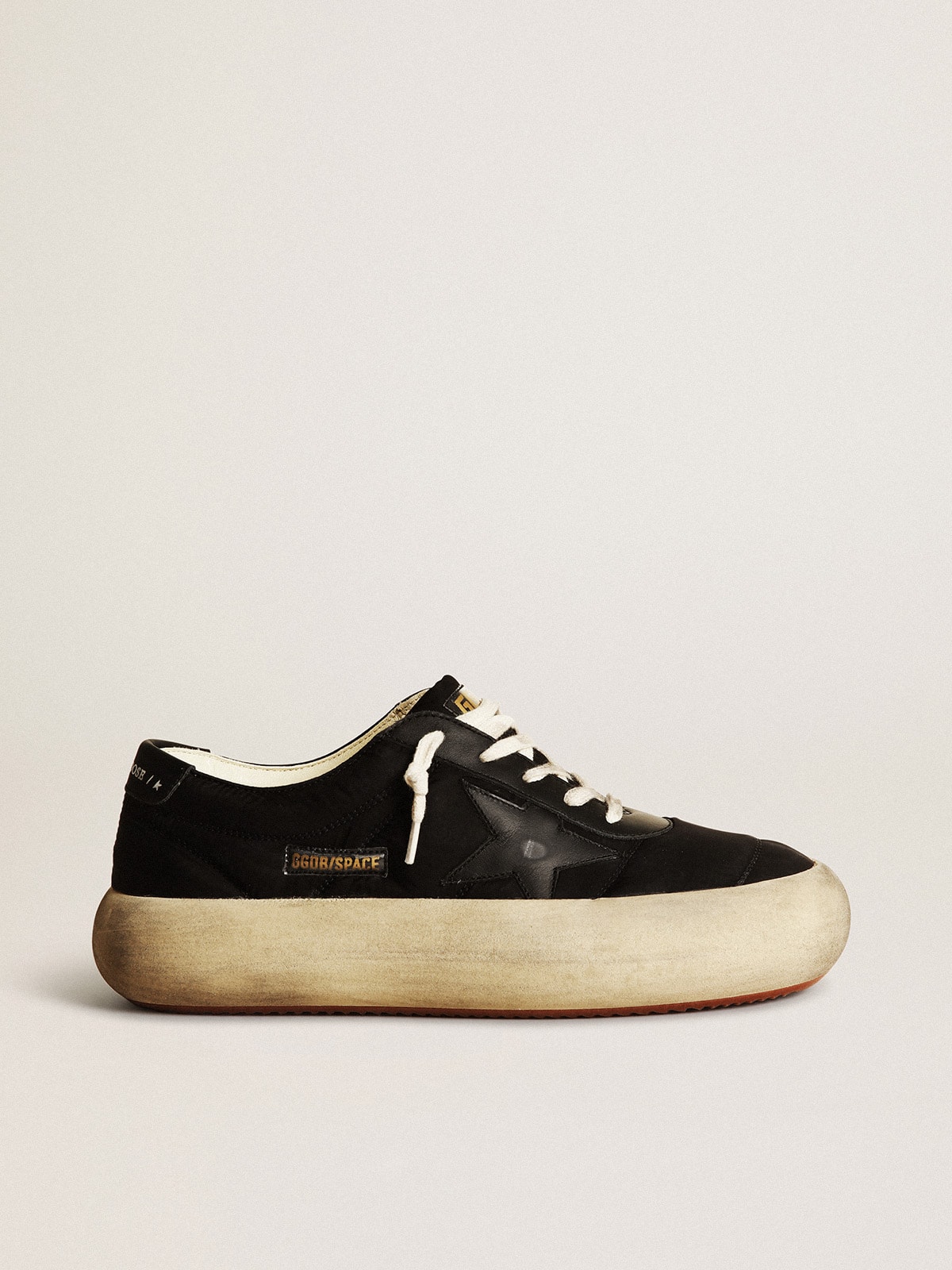 Golden Goose - Chaussures Space-Star en nylon noir avec étoile et contrefort en cuir noir in 