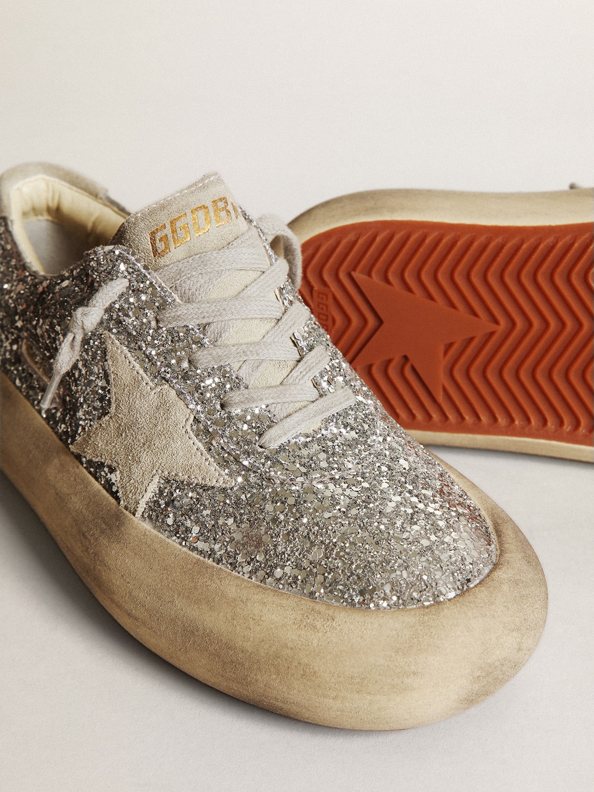 Space Star femme a paillettes argentees avec etoile gris froid Golden Goose