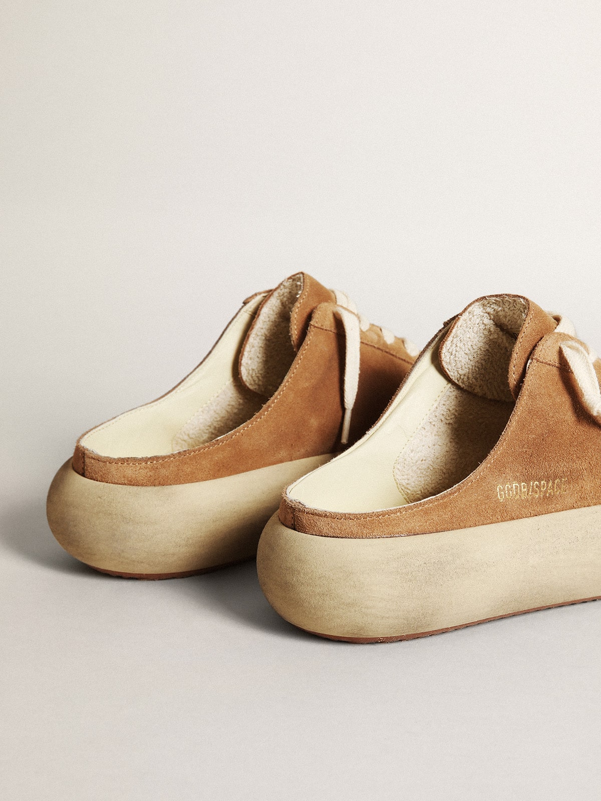 Golden Goose - Mules Space-Star femme en daim couleur tabac avec étoile ajourée in 