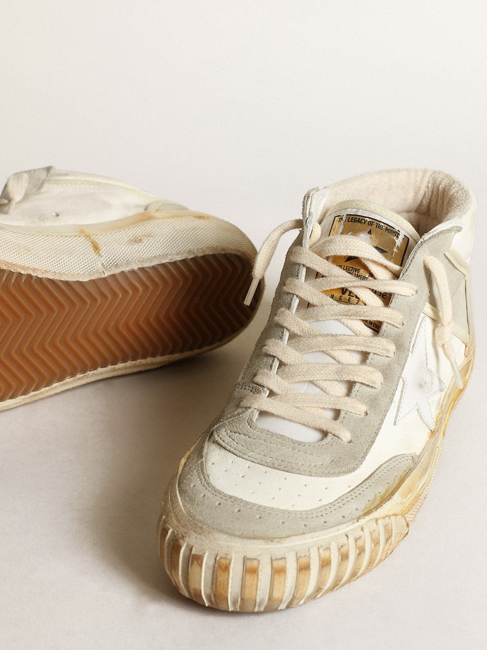 Golden Goose - Sneakers Mid Star pour femme avec empiècements en daim gris froid et étoile en cuir blanc in 
