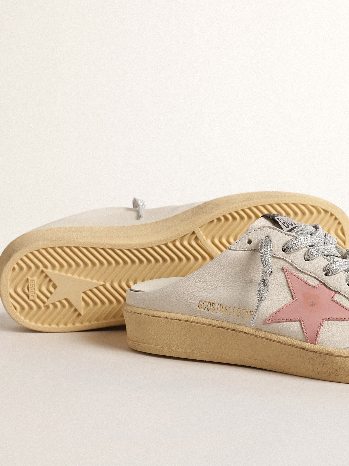 Golden Goose - Ball Star Sabot in nappa bianca con stella in pelle rosa antico in 