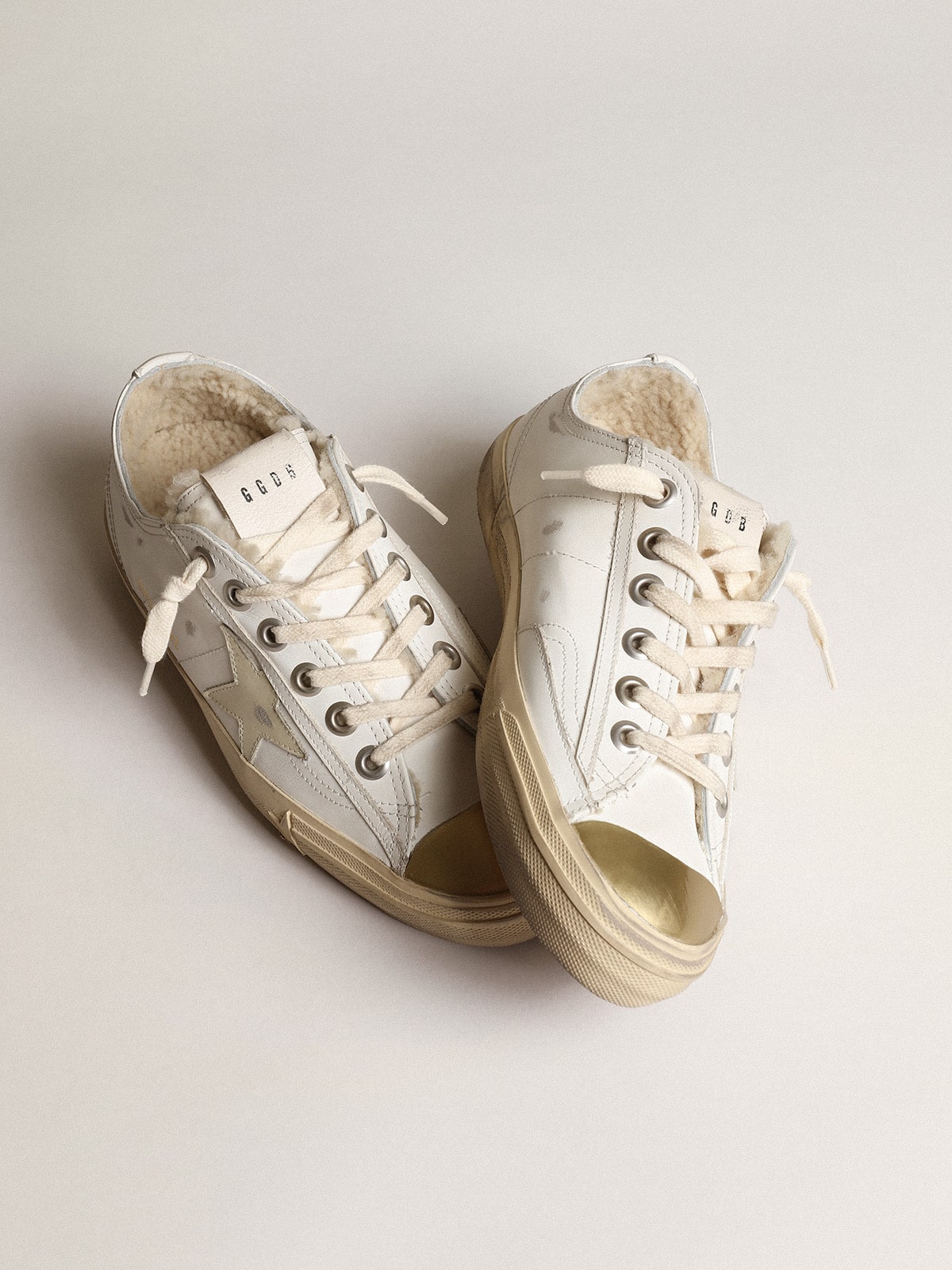 Golden Goose - V-Star con estrella de piel y forro de shearling beige in 