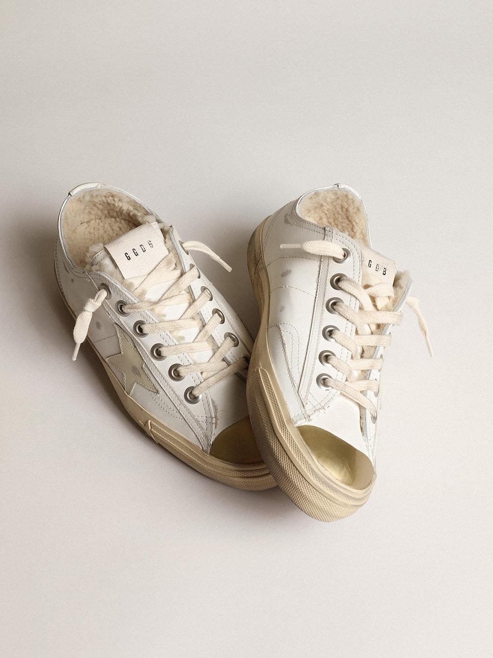 Golden Goose - V-Star sneakers with leather star and beige shearling lining in 